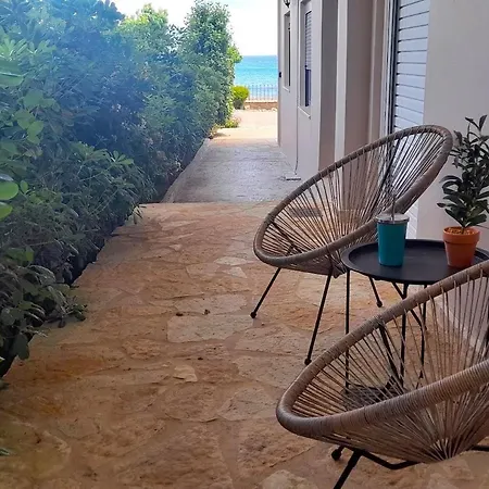 Apartment Seaside Backyard Tolofon