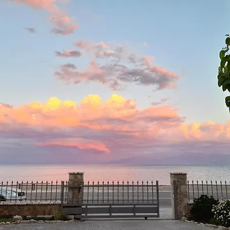 Seaside Backyard Tolofón